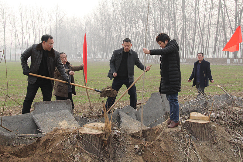 博農(nóng)集團(tuán)領(lǐng)導(dǎo)、基層黨政負(fù)責(zé)人等同志積極參加植樹(shù)活動(dòng)